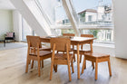 foto ambientada mesa jantar retangular baviera nozes com quatro cadeira e duas banquetas baviera na cor nozes