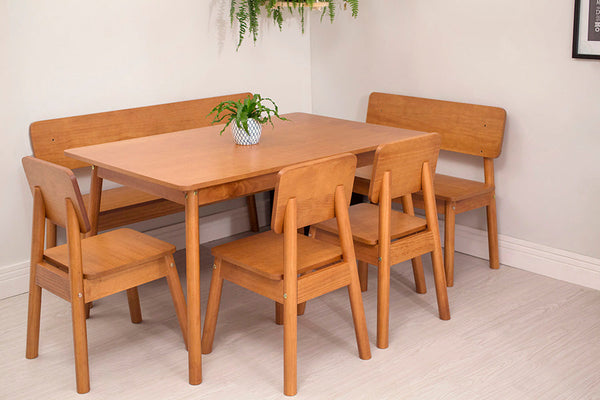foto ambientada mesa para cozinha de jantar baviera nozes vista na diagonal com um banco 2 lugares e um banco 3 lugares e tres cadeiras