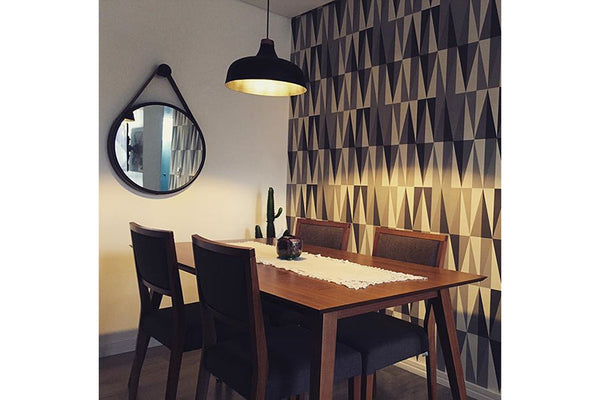 foto ambientada mesa pequena para cozinha de jantar 4 lugares lotus caramelo vista na diagonal com 4 cadeiras envolta