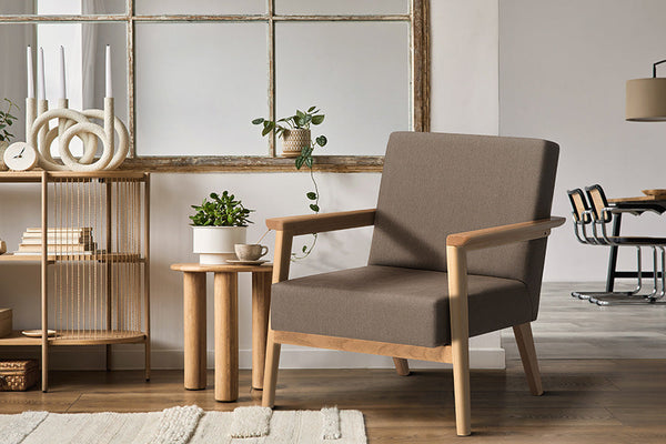 foto ambientada poltrona design caju natural e tecido marrom em canto de leitura