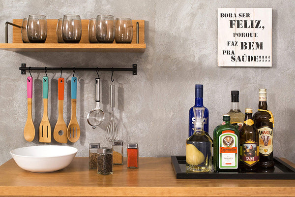 foto ambientada prateleiras para cozinha de parede pequena sabor caseiro nozes vista na diagonal com objetos sobre ela