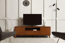 foto ambientada rack de tv lotus caramelo em sala de estar com tv em cima visto de frente