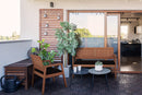 foto ambientada sofa 2 lugares de varanda e poltrona de jardim traco castanheira em varanda coberta