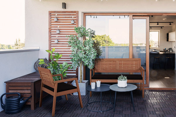 foto ambientada sofa 2 lugares de varanda e poltrona de jardim traco castanheira em varanda coberta