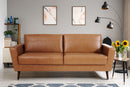 foto ambientada sofa de couro 3 lugares louise caramelo em sala de estar visto de frente