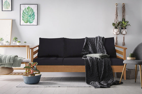 foto ambientada sofa de madeira 3 lugares pontal com almofadas nozes e preto em sala de estar