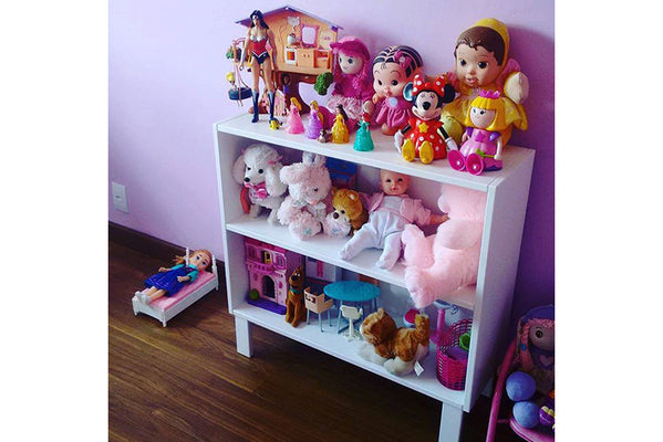 foto cliente estante para brinqueos organizadora 2 prateleiras tools branco giz visto de cima com brinquedos