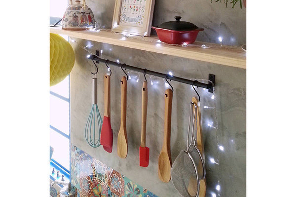 foto cliente suporte de cozinha garbo preto vista lateral com talheres pendurados