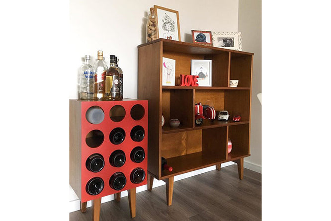 foto de cliente estante multiuso charme doce de leite escovado vista de lado com objetos e adega charme vermelha ao lado