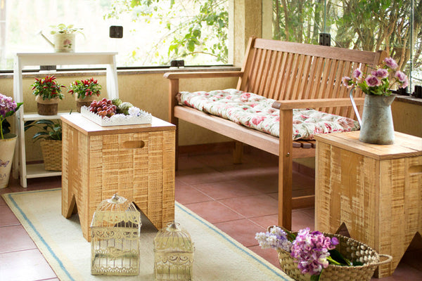 foto ambientada com banco para jardim 2 lugares recanto jatoba com almofadas em sala de estar 