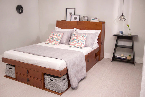 foto ambientada da cabeceira de cama queen bali caramelo com cama bali na frente