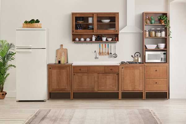 foto ambientada da cozinha modular de madeira sabor caseiro decorada com utensílios 