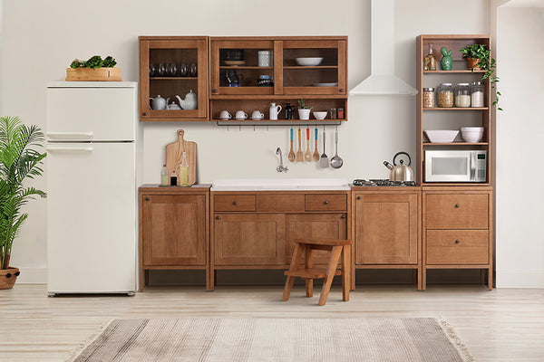 foto ambientada da cozinha modular sabor caseiro composta por vários móveis de madeira e o banco escada