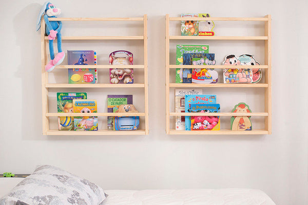 foto ambientada das duas estantes de livros parede legno grande cru vistas de frente com livros em quarto infantil