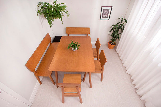 foto ambientada de sala de jantar com banco de madeira 3 lugares baviera nozes e demais moveis da mesma linha visto de cima