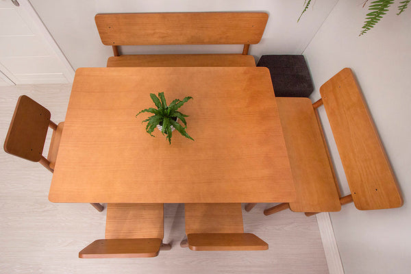 foto ambientada de sala de jantar com móveis de madeira da linha baviera vista de cima