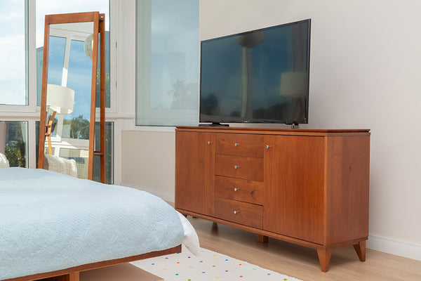 foto ambientada do buffet para sala 4 gavetas lótus na cor caramelo em quarto com tv sobre ele
