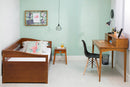 foto ambientada do sofa cama 3 lugares flora caramelo no quarto visto de lado 
