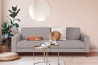 foto ambientada do sofa de sala 3 lugares nairobi cinza claro em sala de estar