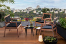 foto ambientada poltronas e sofa tranca castanheira e corda preta em area externa
