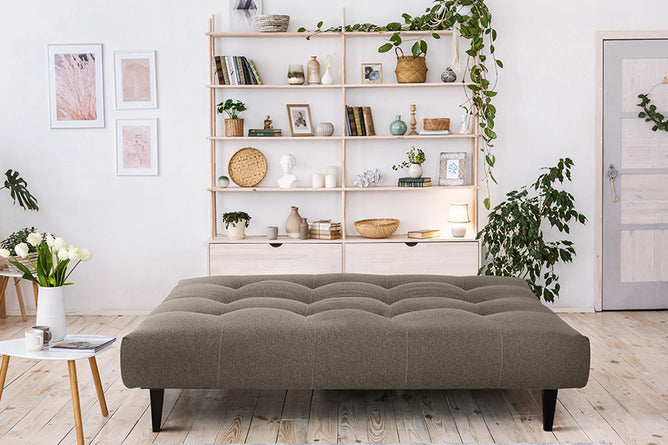 foto ambientada sofá-cama contemporâneo 3 lugares denver tecido marrom em sala de estar aberto como cama de casal