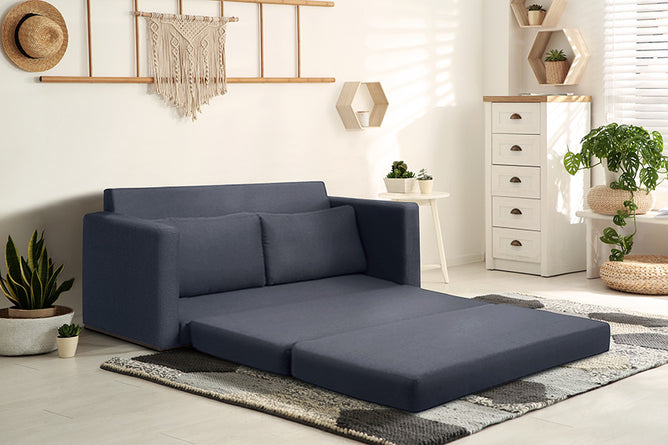foto ambientada sofa cinza cama 2 lugares vira grafite em sala de estar como cama
