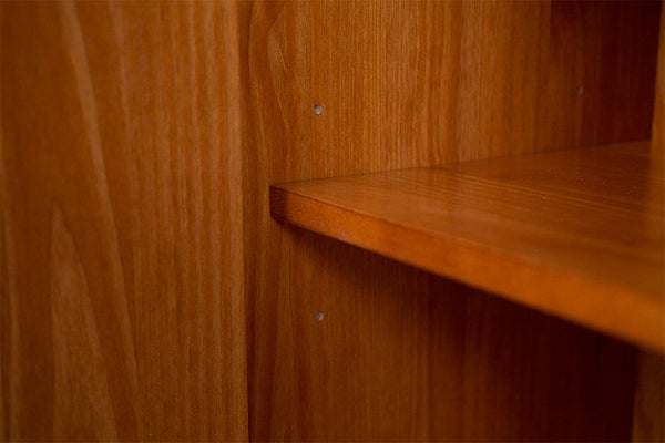 foto do balcao buffet retro 4 gavetas lotus caramelo focando no prateleira 