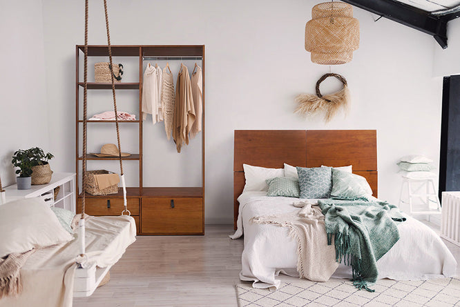 guarda roupa solteiro closet sem portas bali caramelo em quarto visto de frente com objetos e com cabeceira para cama bali com cama box ao lado