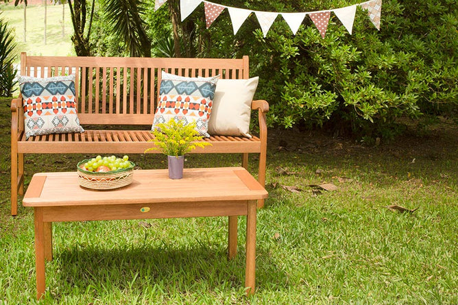 mesa de centro de sala recanto jatoba visto de frente em jardim com banco de jardim atras