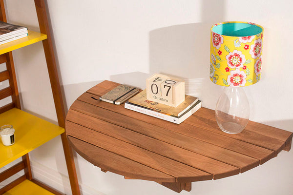 mesa dobravel de parede redonda legno jatoba vista de cima fixada na parede com objetos sobre ela