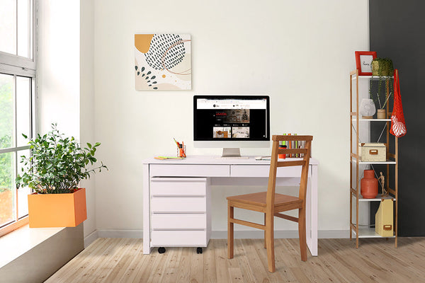 mesa escrivaninha 120 duna branco giz vista de frente com cadeira ape nozes em frente e computador sobre o tampo