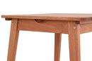 mesa madeira macica 4 lugares garden castanheira em fundo infinito focando nos detalhes da madeira