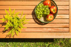 mesa centro sala recanto jatoba visto de cima com frutas e planta sobre o tampo