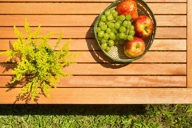 mesa centro sala recanto jatoba visto de cima com frutas e planta sobre o tampo