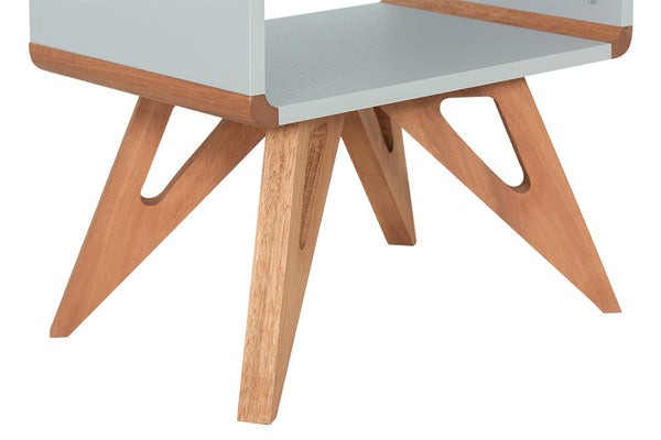 mesa de apoio lateral baori cinza claro e jatobá focando nos pés