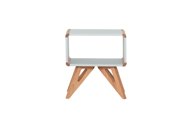 mesa de canto para quarto baori cinza claro e jatobá vista de frente em fundo branco