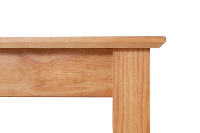 mesa de jantar de madeira 4 lugares apê nozes em fundo infinito focando nos detalhes do tampo