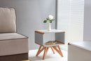 mesa lateral baori cinza claro e jatobá em sala de estar ao lado do sofá