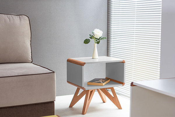 mesa lateral baori cinza claro e jatobá em sala de estar ao lado do sofá