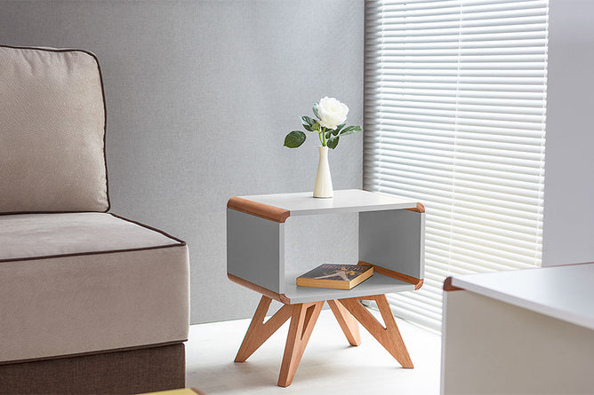 mesa lateral baori cinza claro e jatobá em sala de estar ao lado do sofá