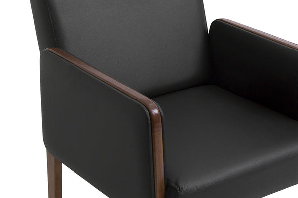 poltrona confortavel arpoador couro preto focando no assento e braco