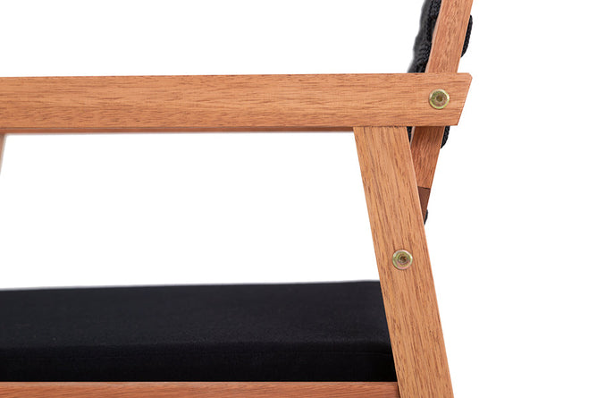 poltrona confortavel para sala tranca castanheira e corda preta em fundo infinito focando nos detalhes do encosto