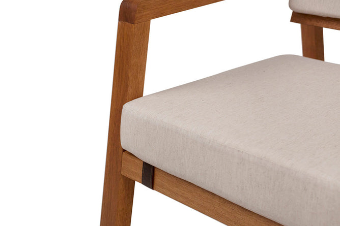 poltrona para sala pequena comodita jatoba focando na almofada do assento