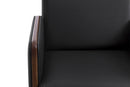 poltrona preta arpoador couro preto focando no tecido do assento