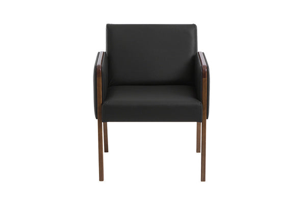 poltrona decorativa arpoador couro preto vista de frente em fundo branco