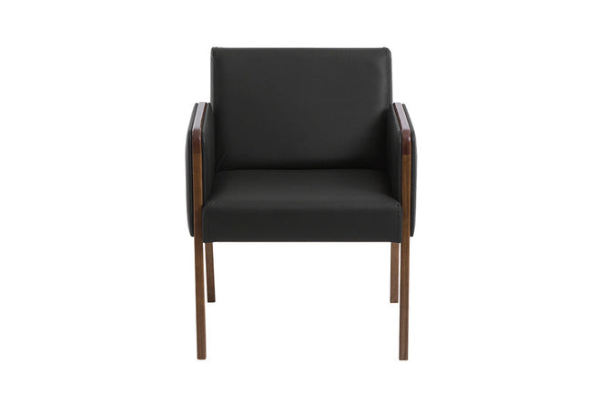 poltrona decorativa arpoador couro preto vista de frente em fundo branco