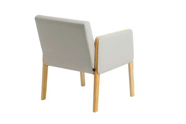 poltrona para quarto arpoador couro bege vista de tras em fundo branco