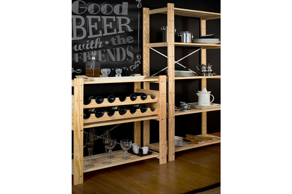 porta garrafa de vinho legno cru em uma estante legno com garrafas sobre ele e parede preta ao fundo