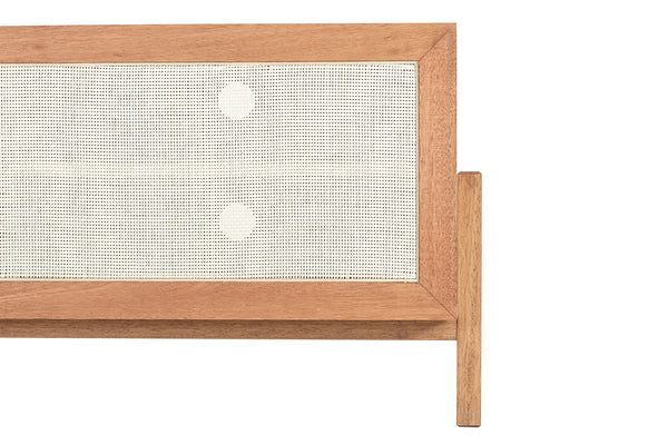 rack de madeira 166 cm yono branco e jatobá focando na porta com rattan fechada