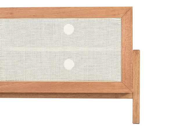 rack de madeira 166 cm yono branco e jatobá focando na porta com rattan fechada